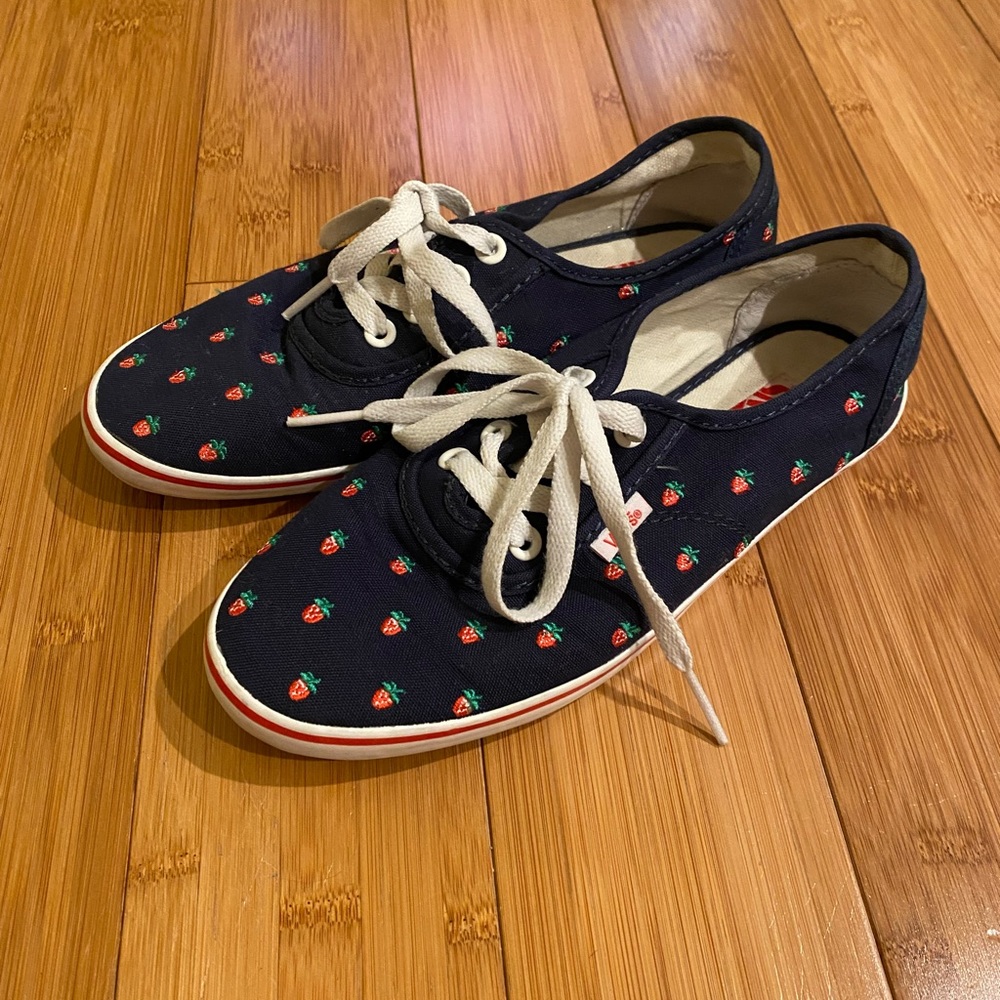 Vans women’s strawberry print shoes / size 7 / rare!  Great condition